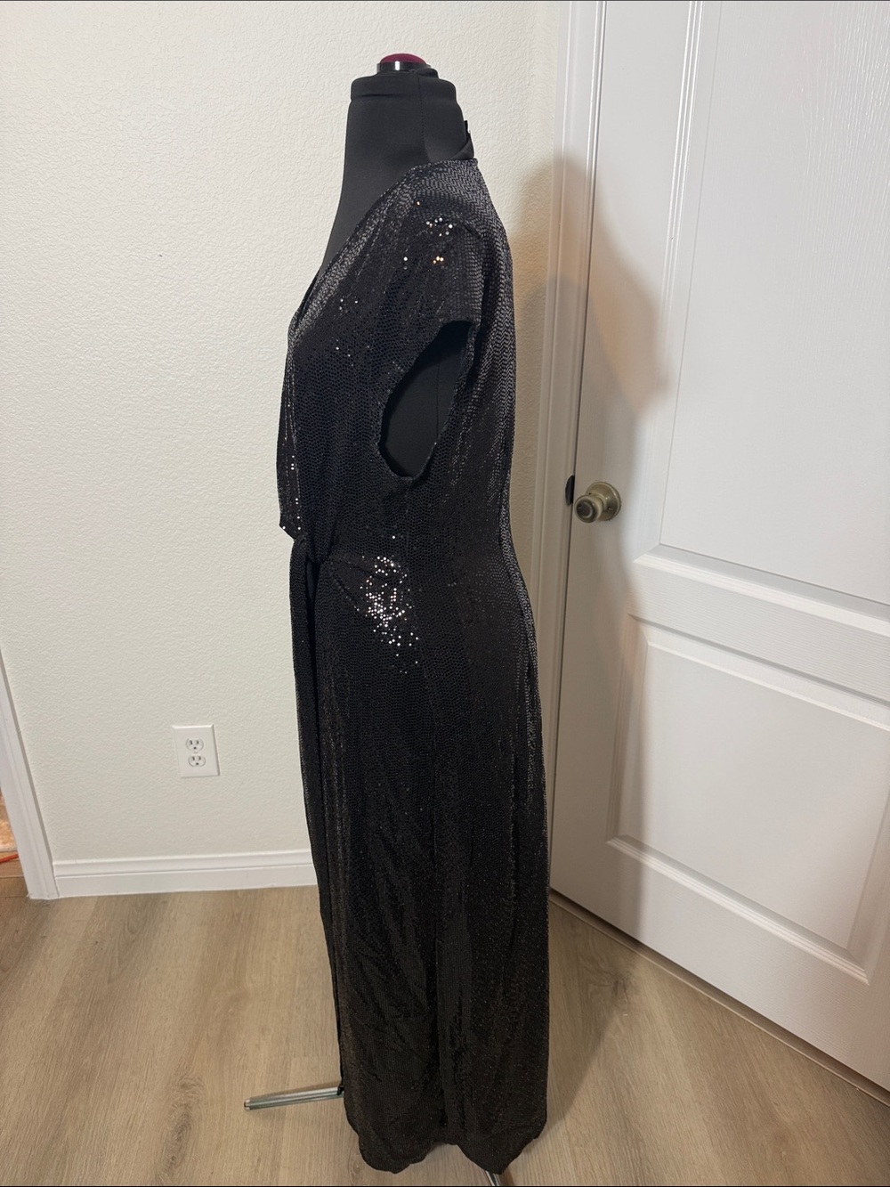 Elegant Black Sequin V-Neck Maxi Dress with Twist Detail Made in Egypt - Picture 5 of 8